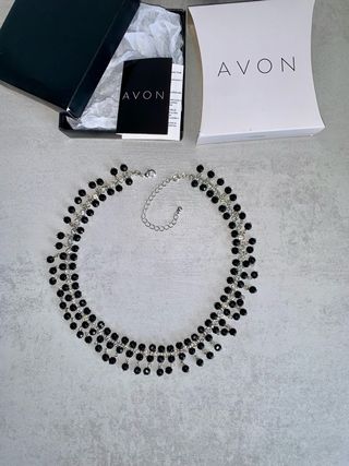 Gargantilla Avon circonitas negra