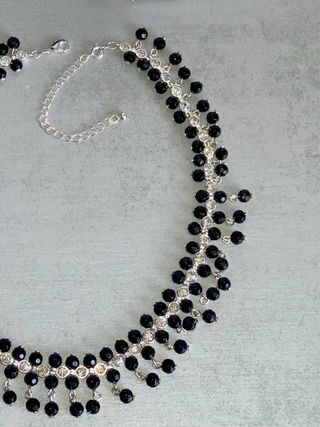 Gargantilla Avon circonitas negra
