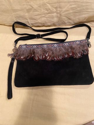 Bolso bandolera negro con plumas