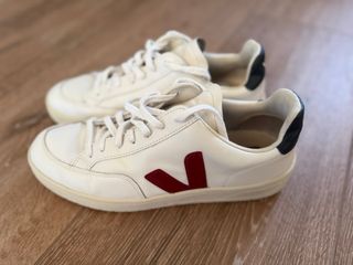 Zapatillas Veja blancas y rojas