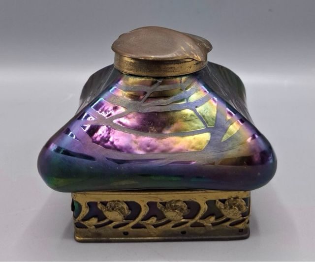 Tintero Art Nouveau iridiscente y bronce Kralik.