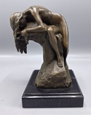 Escultura bronce representando cuerpo de mujer