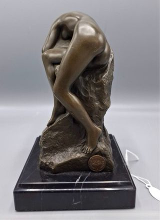 Escultura bronce representando cuerpo de mujer