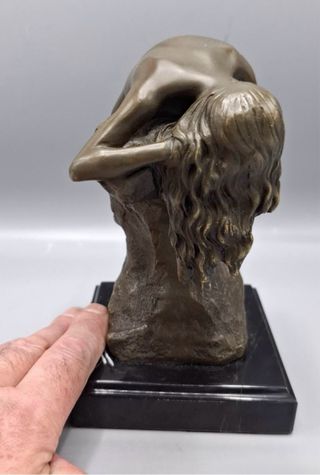 Escultura bronce representando cuerpo de mujer