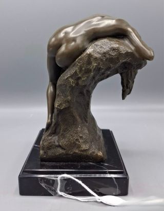 Escultura bronce representando cuerpo de mujer