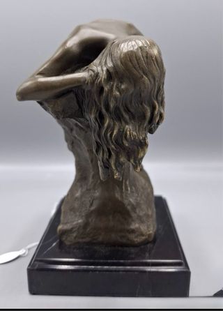 Escultura bronce representando cuerpo de mujer