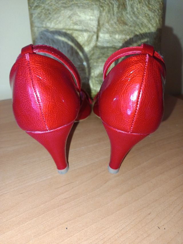 Sandalias de tacón de charol rojo
