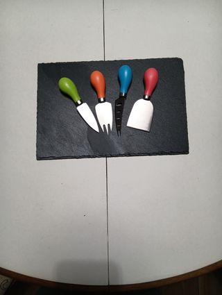 Set 4 coltelli formaggio più tagliere in pietra