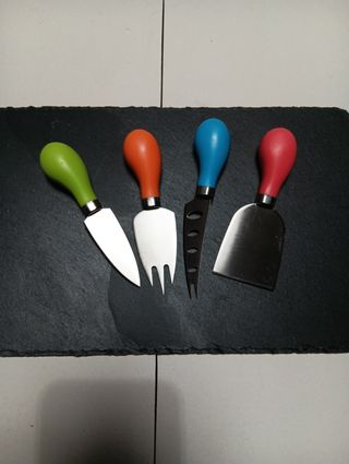 Set 4 coltelli formaggio più tagliere in pietra