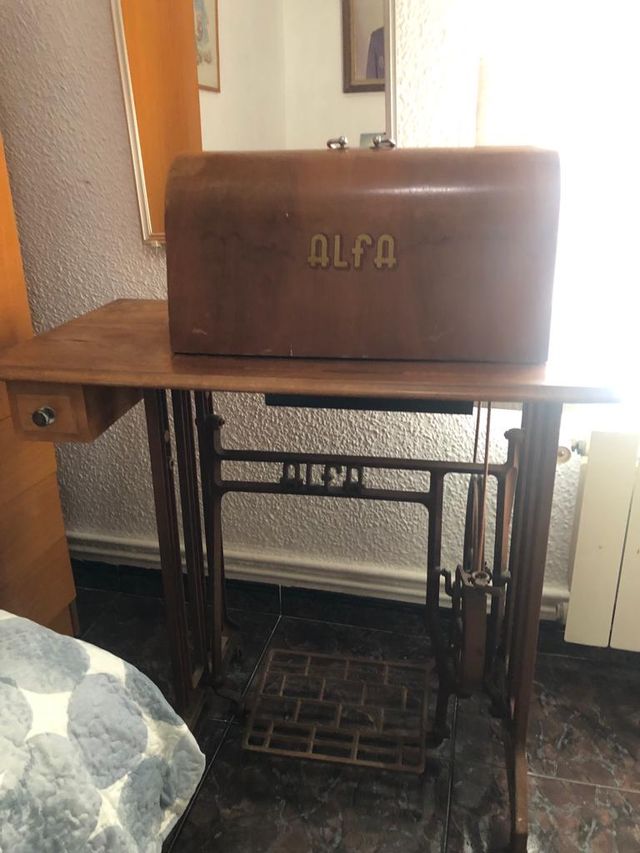 Máquina de coser Alfa con mesa original