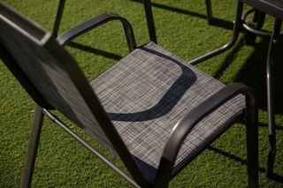 SUPER PRECIO MESA DE EXTERIOR Y CUATRO SILLAS GRIS
