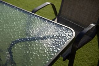 SUPER PRECIO MESA DE EXTERIOR Y CUATRO SILLAS GRIS