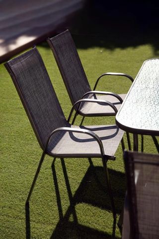 SUPER PRECIO MESA DE EXTERIOR Y CUATRO SILLAS GRIS