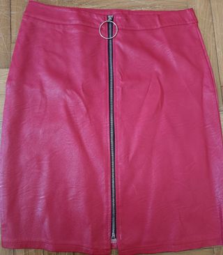 Falda en símil piel roja, talla M. Nuevo.