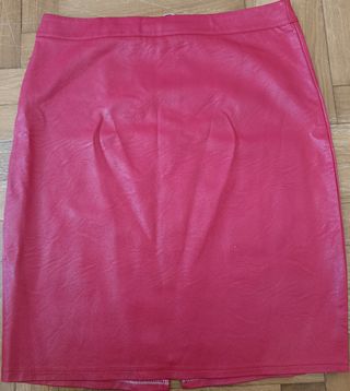 Falda en símil piel roja, talla M. Nuevo.