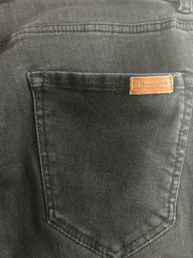 Jeans negros pitillo con rotos