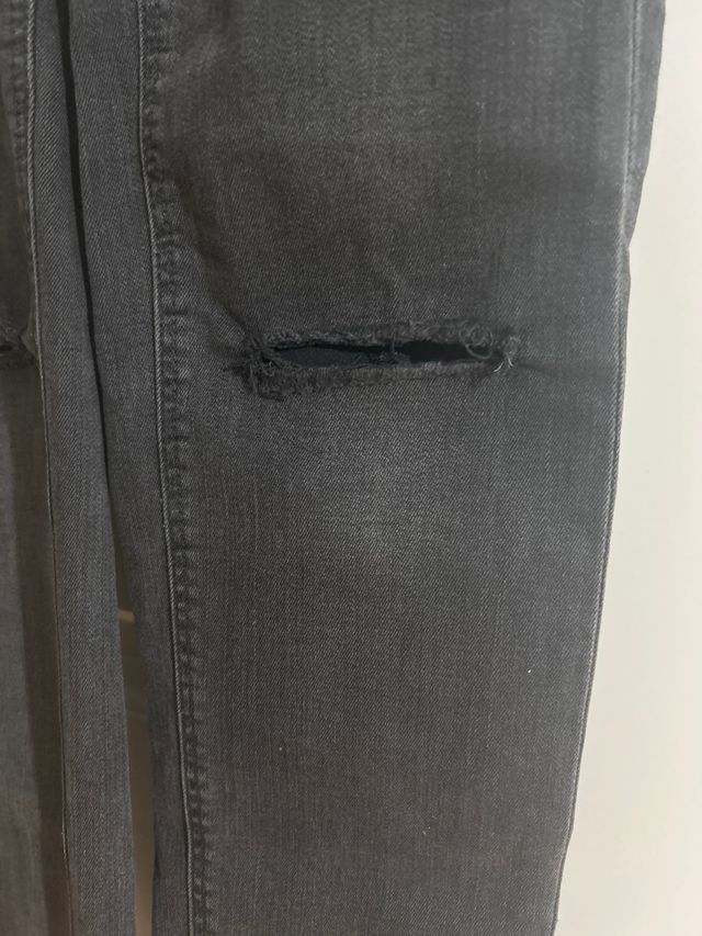 Jeans negros pitillo con rotos