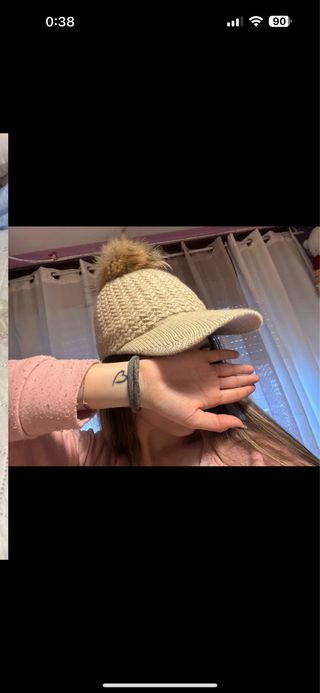 Gorra de invierno beige con pompón