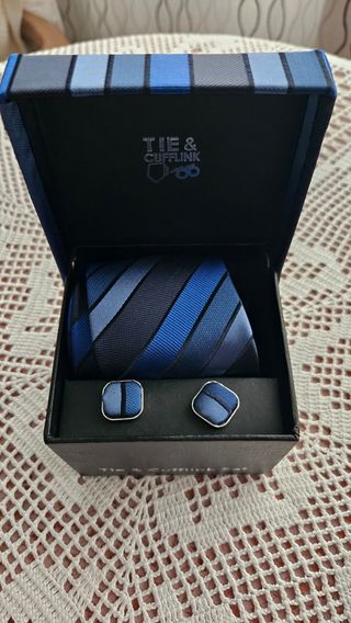 Corbata y gemelos azules