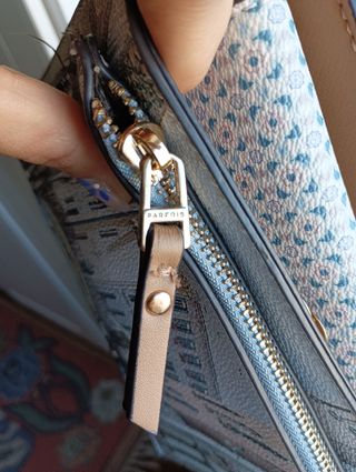 Bolso azul con cartera extraíble