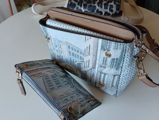 Bolso azul con cartera extraíble