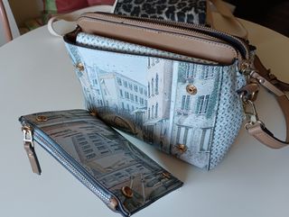 Bolso azul con cartera extraíble