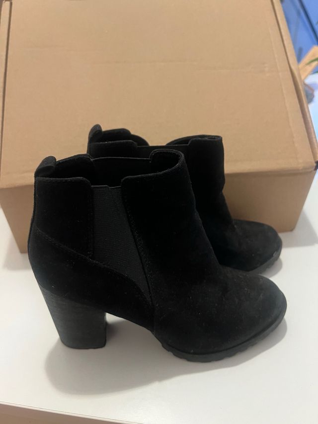Botines negros ante mujer