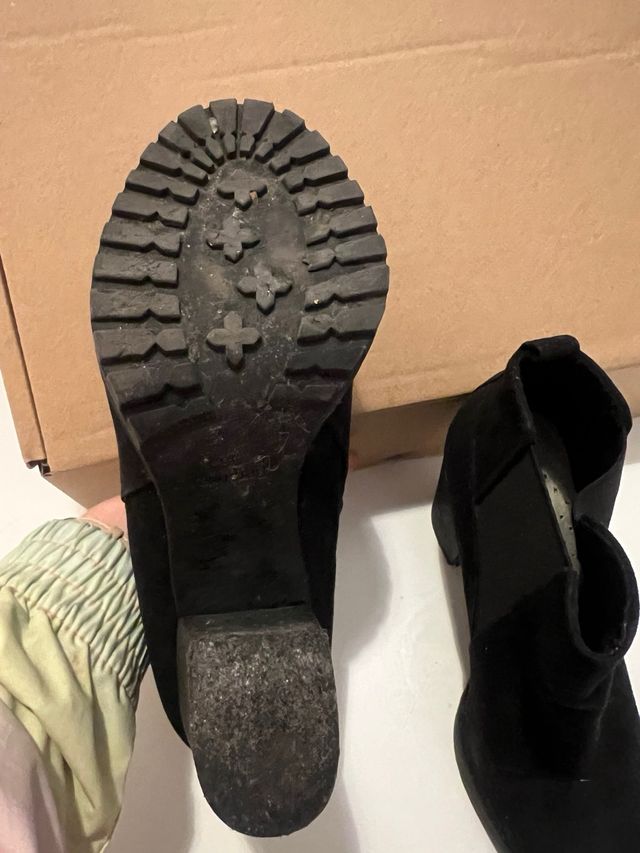 Botines negros ante mujer