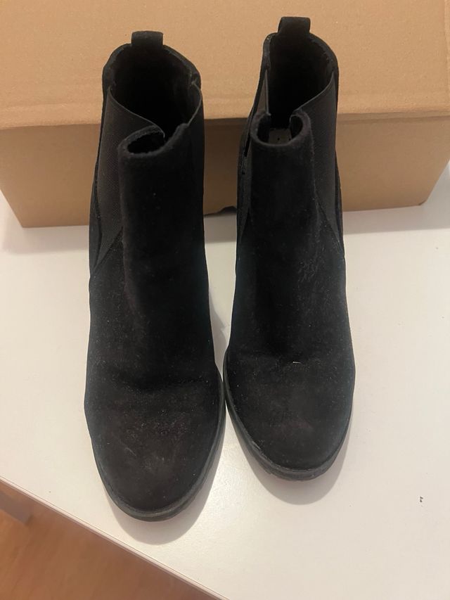 Botines negros ante mujer