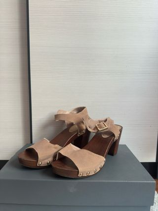 Sandalias tacón beige-marrón, talla 39