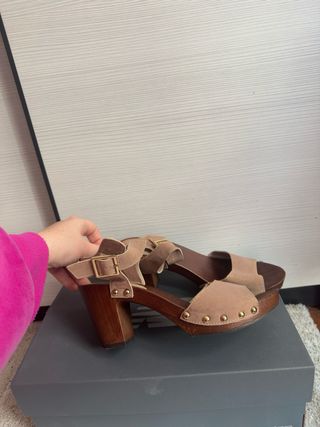 Sandalias tacón beige-marrón, talla 39