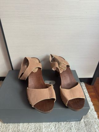 Sandalias tacón beige-marrón, talla 39
