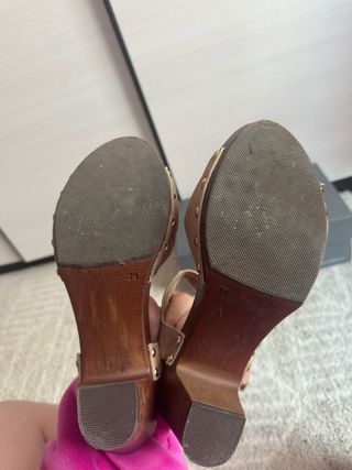 Sandalias tacón beige-marrón, talla 39