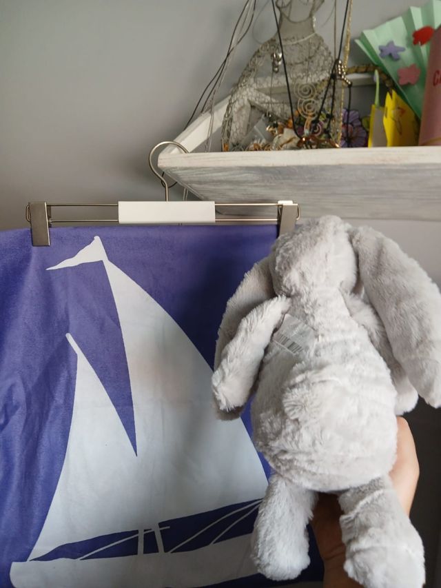 Coniglio in peluche + fodera per cuscino, ottimo da regalare.