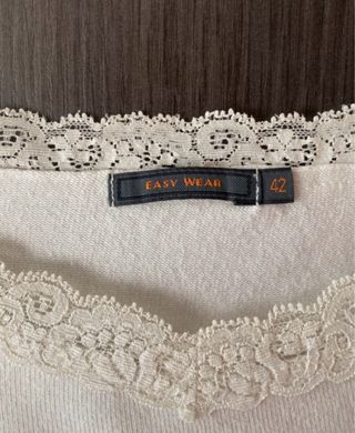 Top crema de tirantes. Con puntilla. Easy Wear. T/42