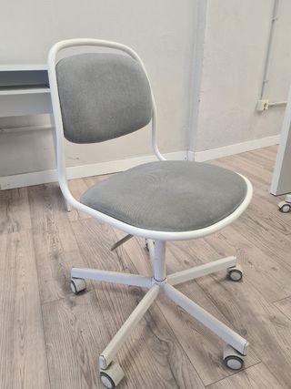 Silla giratoria gris y blanca