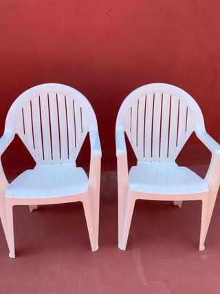 2 Sillas blancas de plástico
