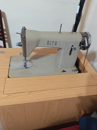 Máquina coser Alfa Antigua con mueble