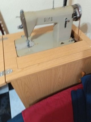 Máquina coser Alfa Antigua con mueble