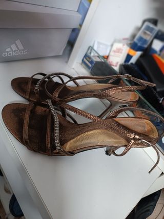 Sandalias tacón dorado