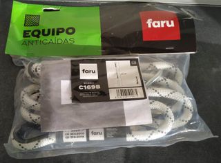 Arnés anticaídas con enganche, cuerda y mosquetón.