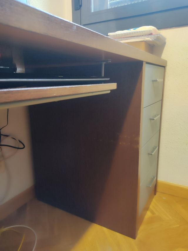 Mesa despacho amplia. Urge venta.