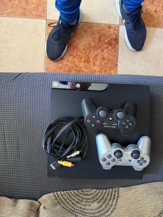 PS3 (PlayStation 3) + 2 mandos algun juego arcade