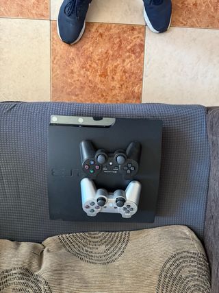 PS3 (PlayStation 3) + 2 mandos algun juego arcade