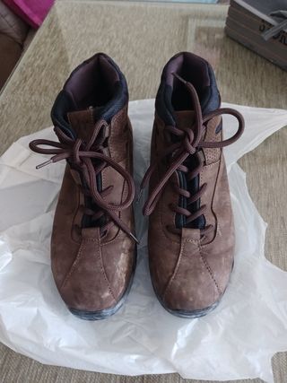 Bota de montaña para mujer