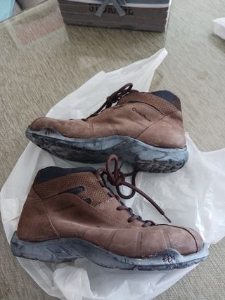 Bota de montaña para mujer