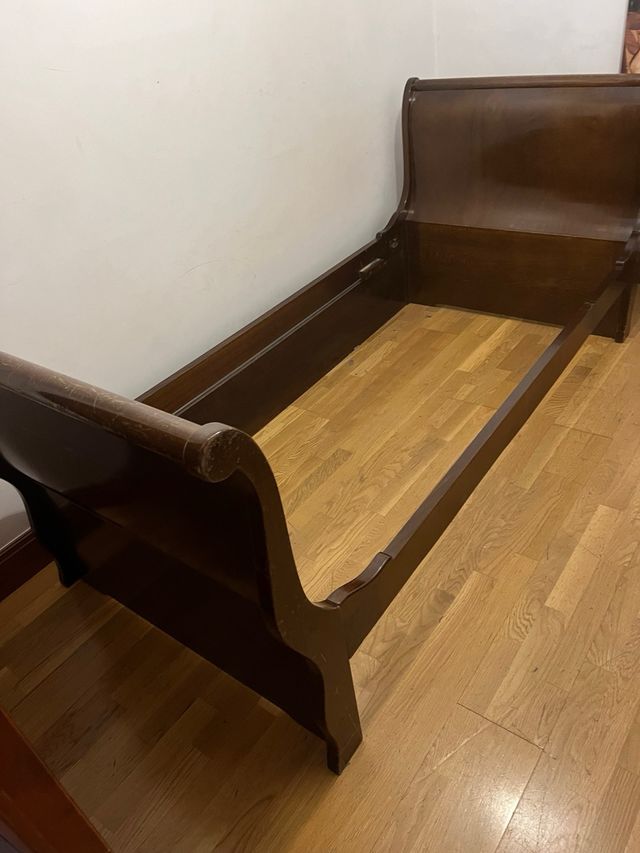 Cama de madera estilo góndola marrón