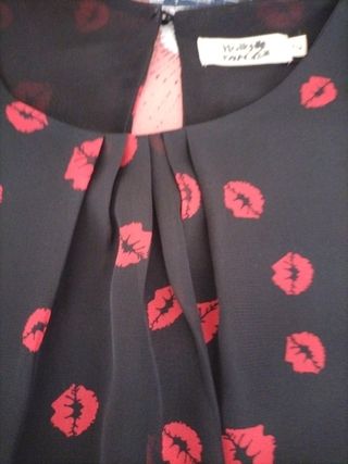 Blusa  Molly  Bracken negra - labios rojos - T5