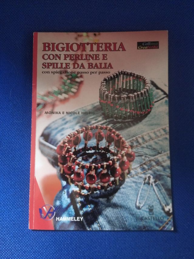 Bigiotteria con perline e spille da bali