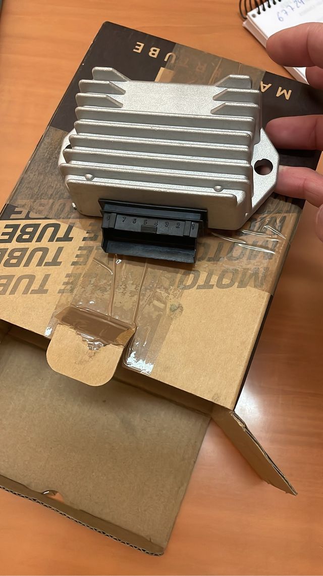 Regulador corriente 8 pines con relé. vespa/gilera